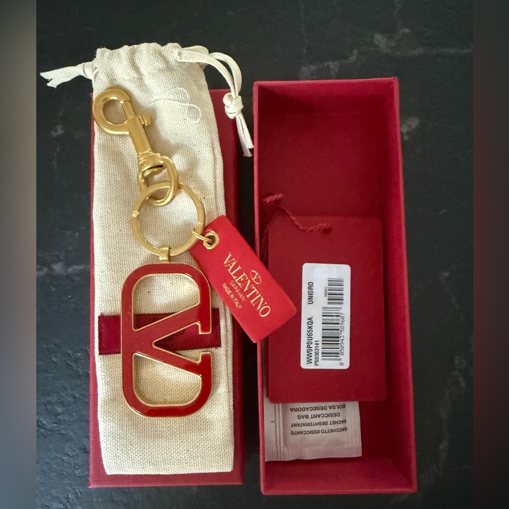 Brand New & Rare Valentino Garavani Signature VLogo Keychain in Red